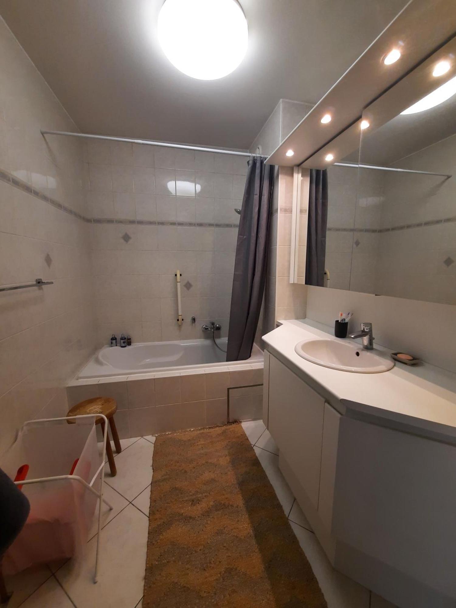 Cosy 3 Bedroom Near The T112 Apartment